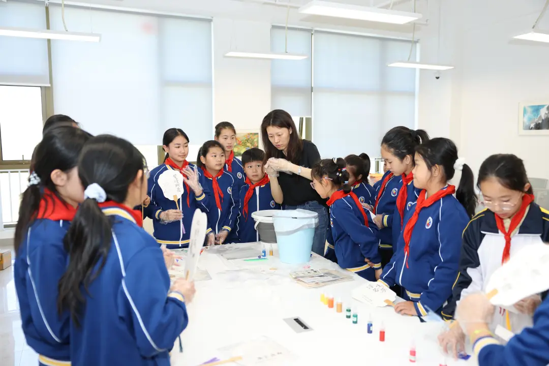北京高校新时代立德树人工程创新实践专题报道|北京服装学院:衣以栽道 美育润心 北京高校新时代立德树人工程创新实践专题报道|北京服装学院:衣以栽道 美育润心