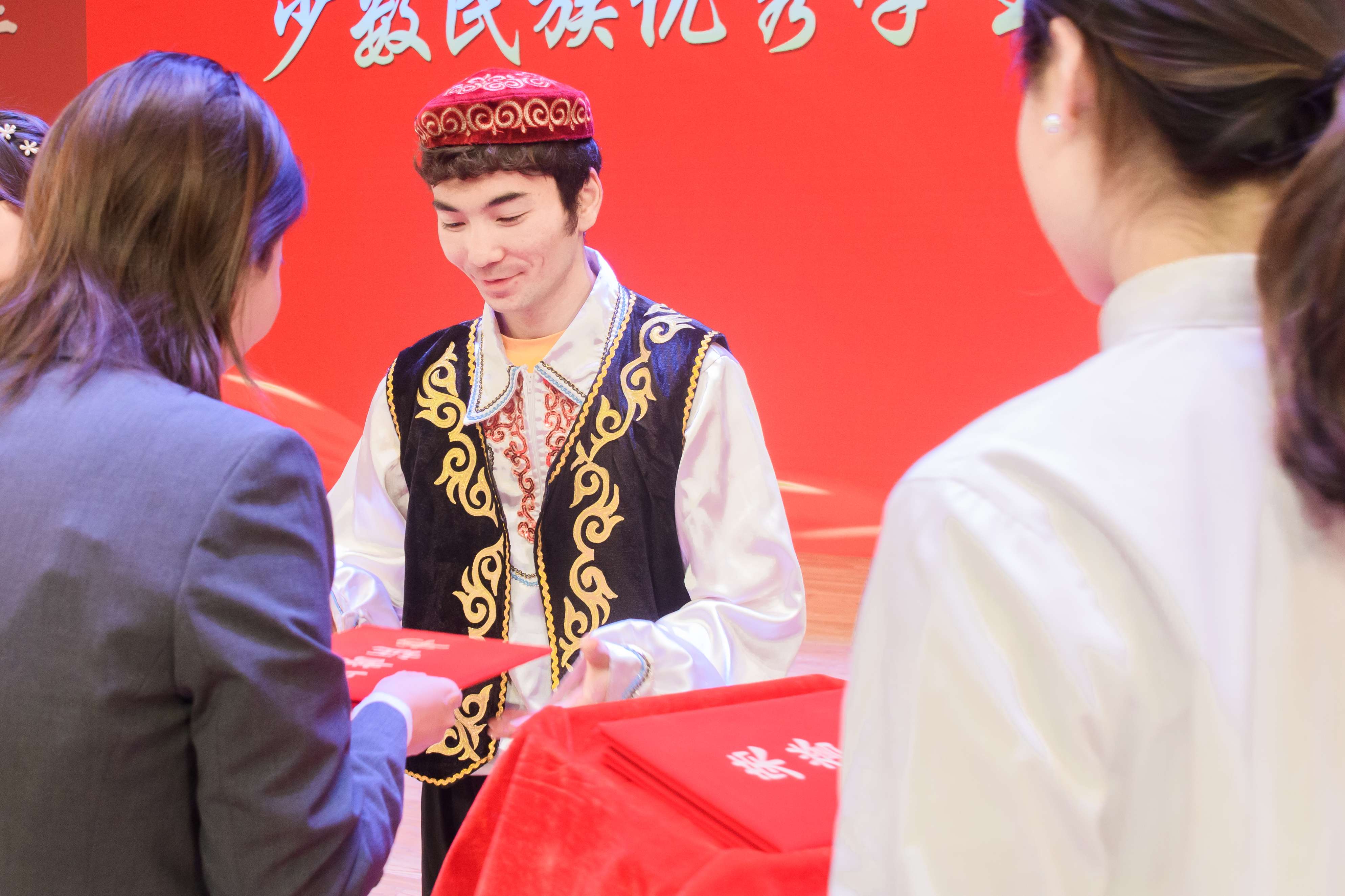 北京高校新时代立德树人工程创新实践专题报道|中国政法大学:石榴花开军都山下 北京高校新时代立德树人工程创新实践专题报道|中国政法大学:石榴花开军都山下