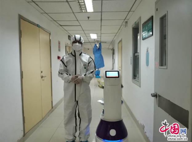 民建会员黄轶无偿提供机器人战队加入抗“疫”大军