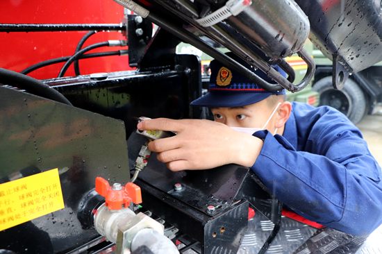 组图|新式装备就位促森林消防队伍战力再升级