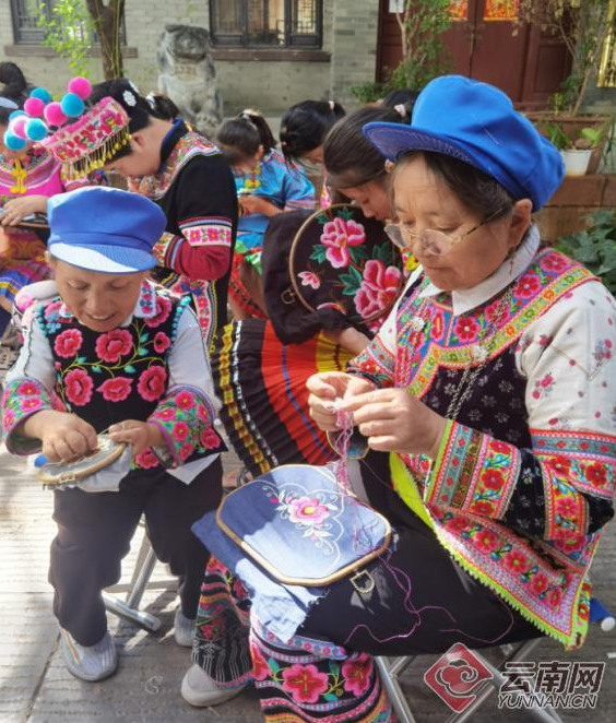 云南楚雄州：让残疾妇女“绣”出幸福新生活