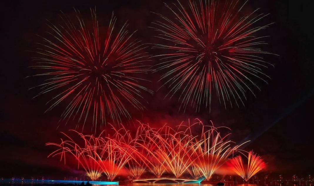 陕西西咸新区元宵节焰火晚会在昆明池畔上演