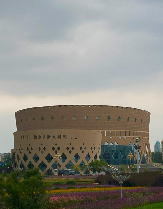 魅力都市与多彩四季:鄂尔多斯的现代活力与自然之美 魅力都市与多彩四季:鄂尔多斯的现代活力与自然之美