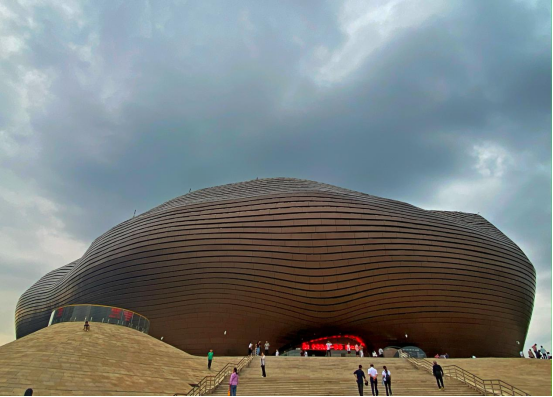 魅力都市与多彩四季:鄂尔多斯的现代活力与自然之美 魅力都市与多彩四季:鄂尔多斯的现代活力与自然之美