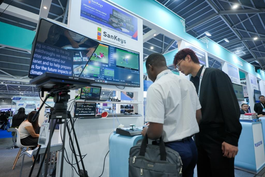 互学互鉴 互利共赢: “中国(北京)联合展台”狮城扬起友谊之帆