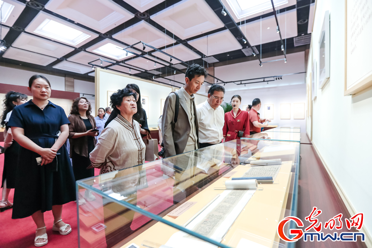 2024“中国非遗年度人物”走进国家版本馆