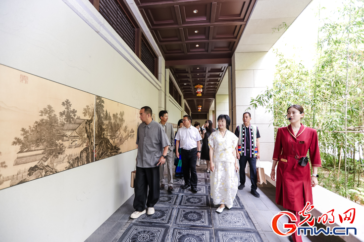 2024“中国非遗年度人物”走进国家版本馆