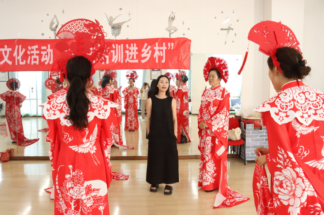 “长城脚下 艺动妫川” 非遗剪纸穿上身 来看!这场走秀好fashion