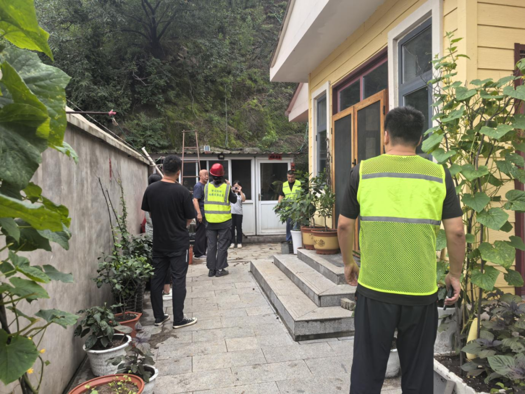 暴雨持续致地灾风险陡增，北京市规划自然资源委延庆分局一线战险情护民生