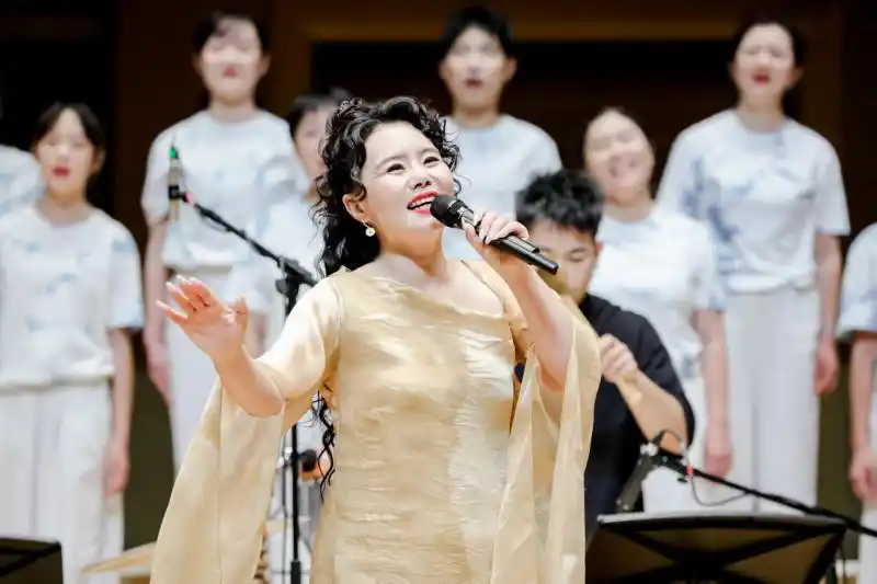 龚琳娜推出《做自己 不忐忑》直面中年蜕变