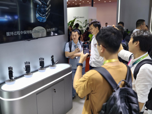 关注!全球机器人齐聚北京,广电超高清视听添动能