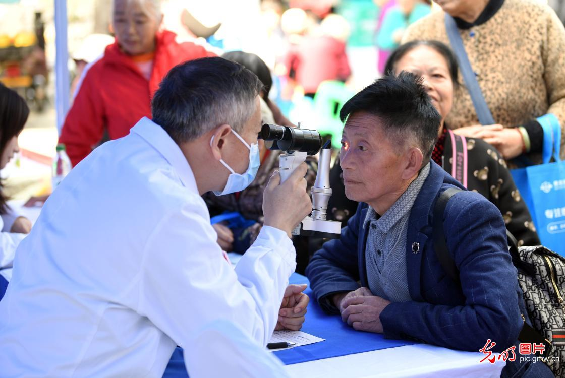 敬老送关怀 服务暖人心 敬老送关怀 服务暖人心