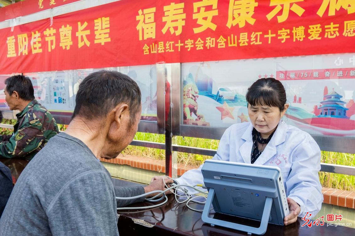 敬老送关怀 服务暖人心 敬老送关怀 服务暖人心