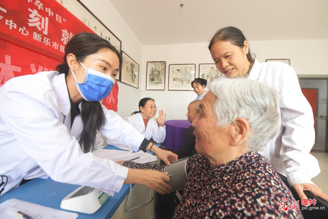 敬老送关怀 服务暖人心 敬老送关怀 服务暖人心