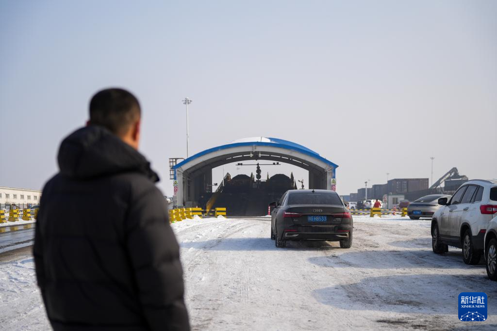 新春走基层丨给爱车买张春运火车票