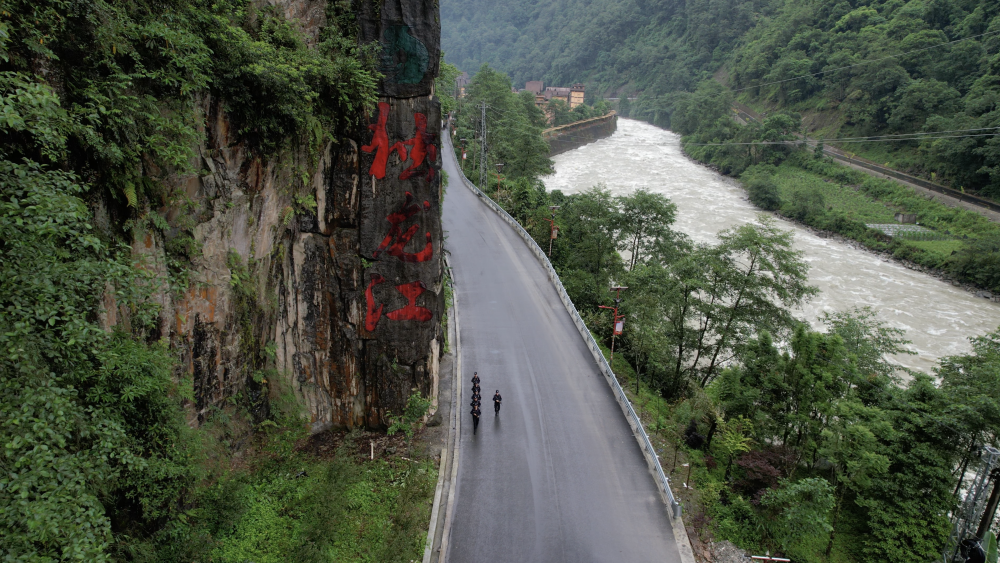 新春走基层｜独龙江戍边民警带我“出任务”：给文面奶奶拍下“人生照片”