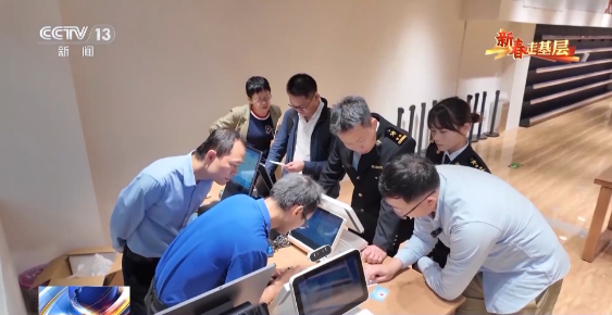 新春走基层丨电话从早响到晚、调试设备到深夜……他们这样为自贸港“守国门、促发展” 新春走基层丨电话从早响到晚、调试设备到深夜……他们这样为自贸港“守国门、促发展”