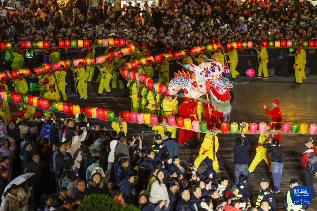 板凳龙舞靓古城 流光溢彩迎元宵