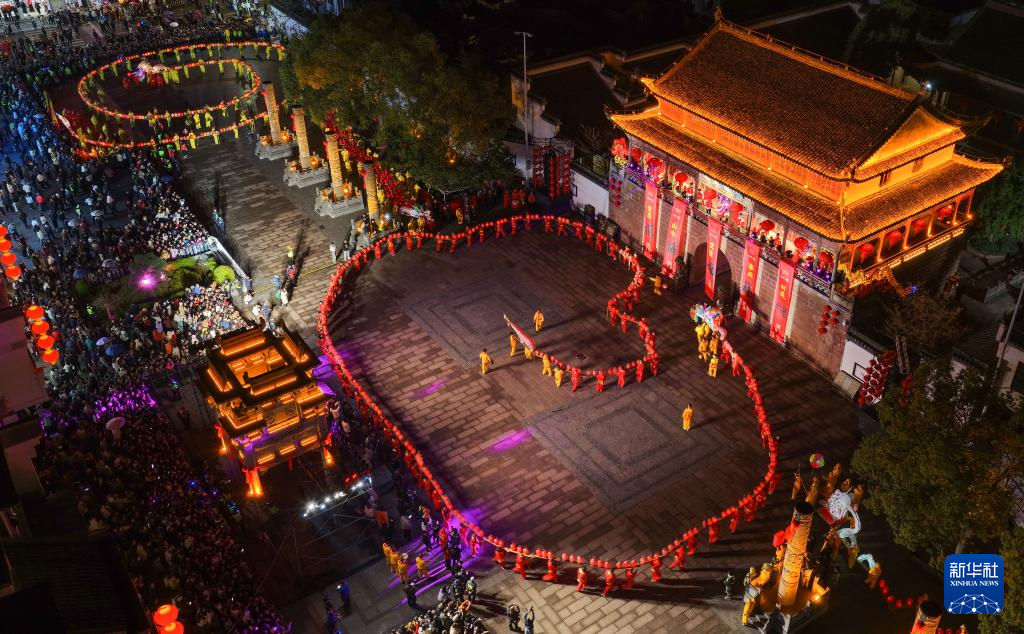 板凳龙舞靓古城 流光溢彩迎元宵