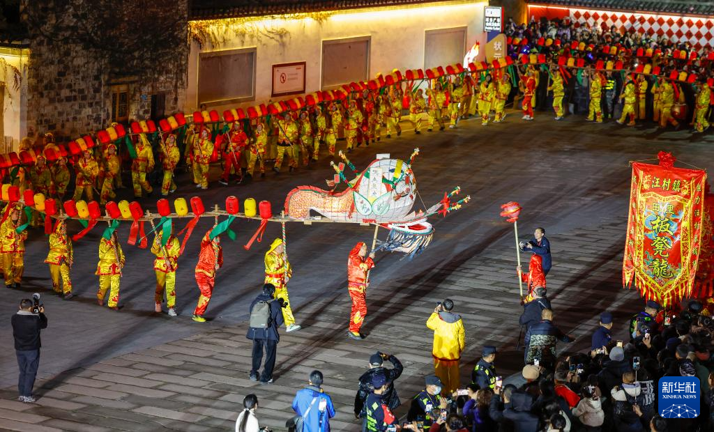 板凳龙舞靓古城 流光溢彩迎元宵