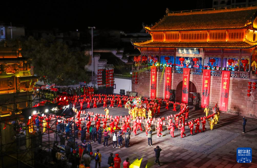 板凳龙舞靓古城 流光溢彩迎元宵