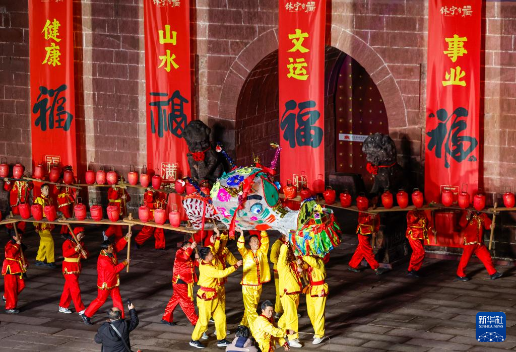 板凳龙舞靓古城 流光溢彩迎元宵