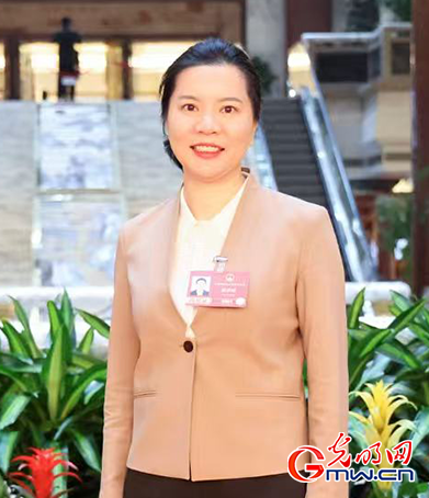 黄美媚代表:建议民企差异化竞争,以避免行业内耗 黄美媚代表:建议民企差异化竞争,以避免行业内耗