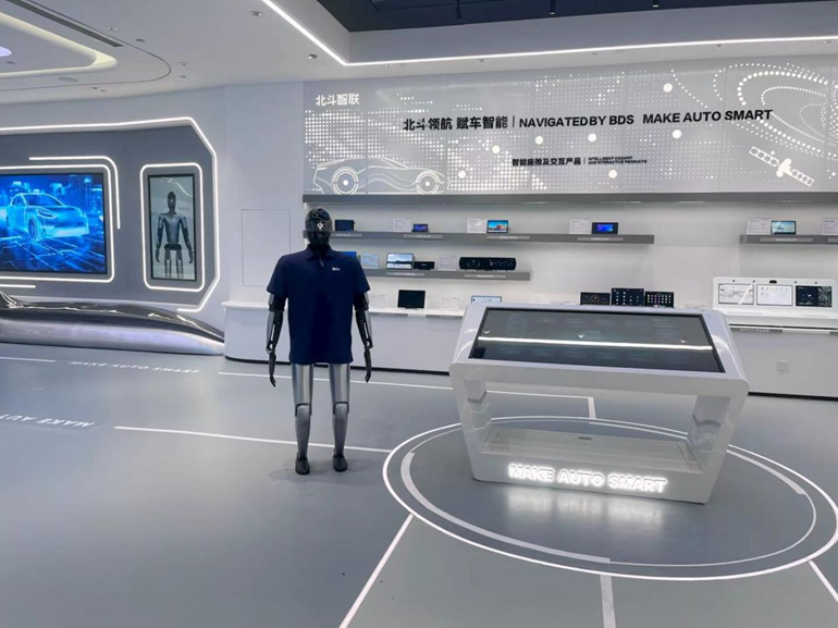 魔法原子人形机器人让导览“玩”出新花样 魔法原子人形机器人让导览“玩”出新花样