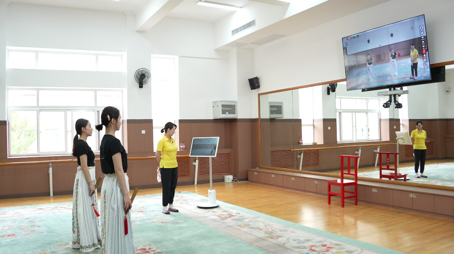 北京高校助力推进教育科技人才一体发展特别报道|中国戏曲学院③:当AI“遇见”戏曲,这间练功房有点“不一样” 北京高校助力推进教育科技人才一体发展特别报道|中国戏曲学院③:当AI“遇见”戏曲,这间练功房有点“不一样”
