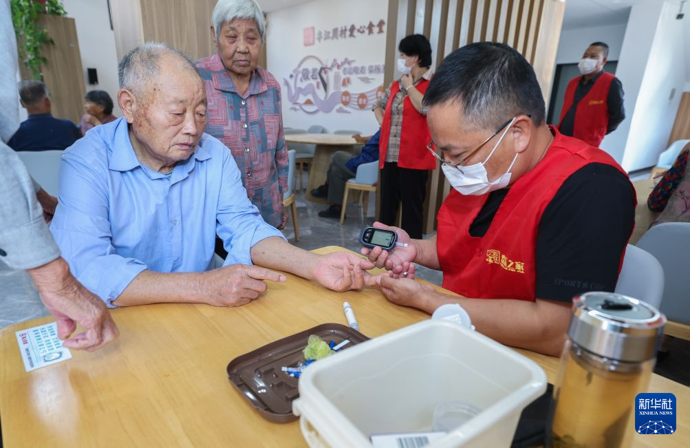 浙江诸暨:重阳情暖乡村爱心食堂