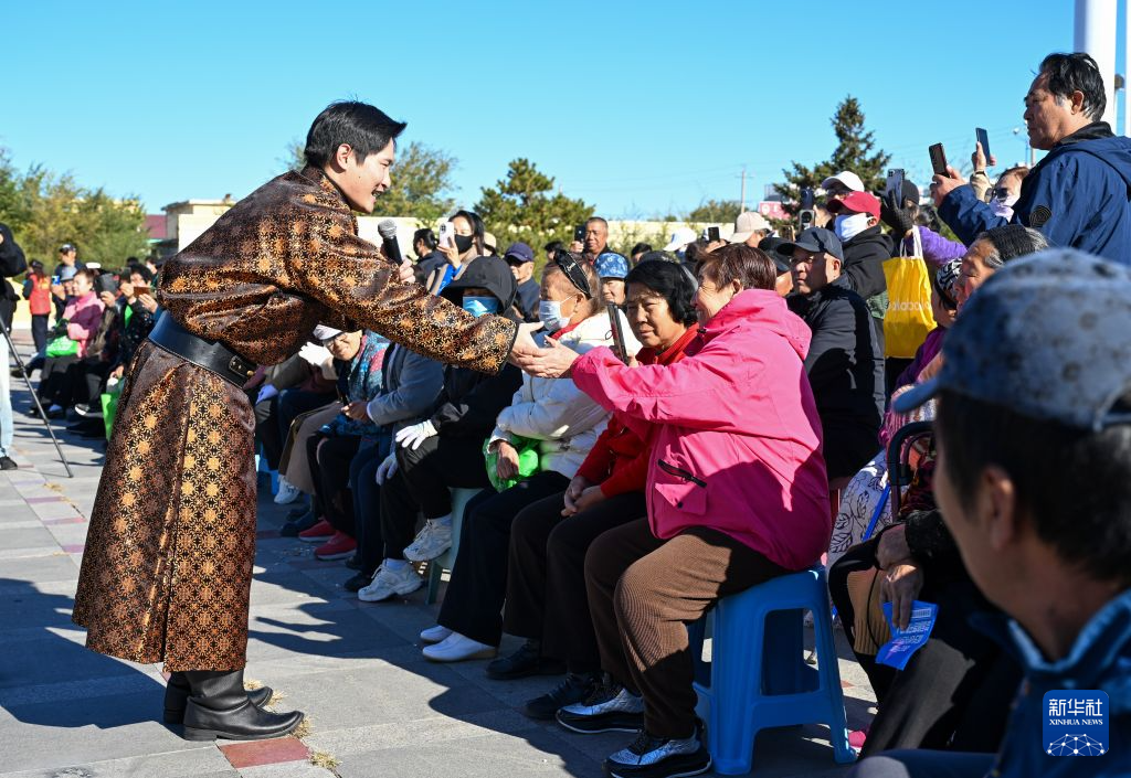 内蒙古兴安盟:惠民演出迎重阳