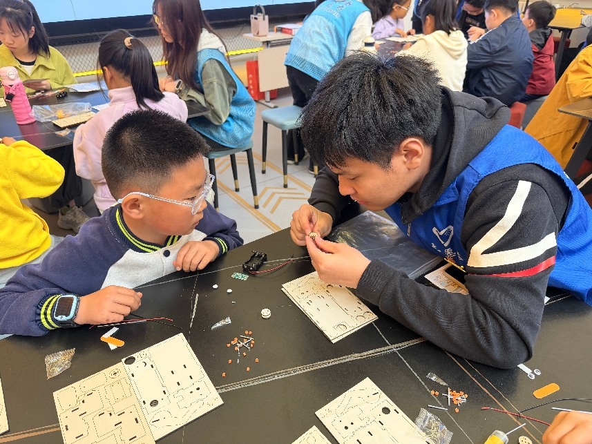北京高校新时代立德树人工程创新实践专题报道|北京邮电大学世纪学院:科创点亮童心 青春建功基层 北京高校新时代立德树人工程创新实践专题报道|北京邮电大学世纪学院:科创点亮童心 青春建功基层